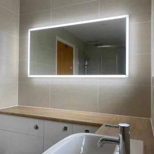 Bath with wall-mounted tap, LED mirror and oak-topped vanity